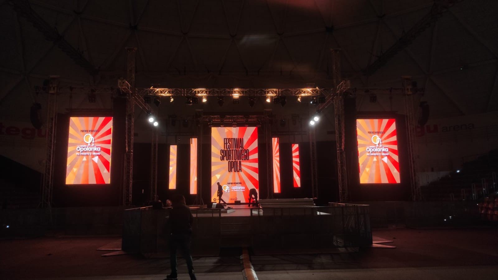 Ekrany LED na scenie w hali