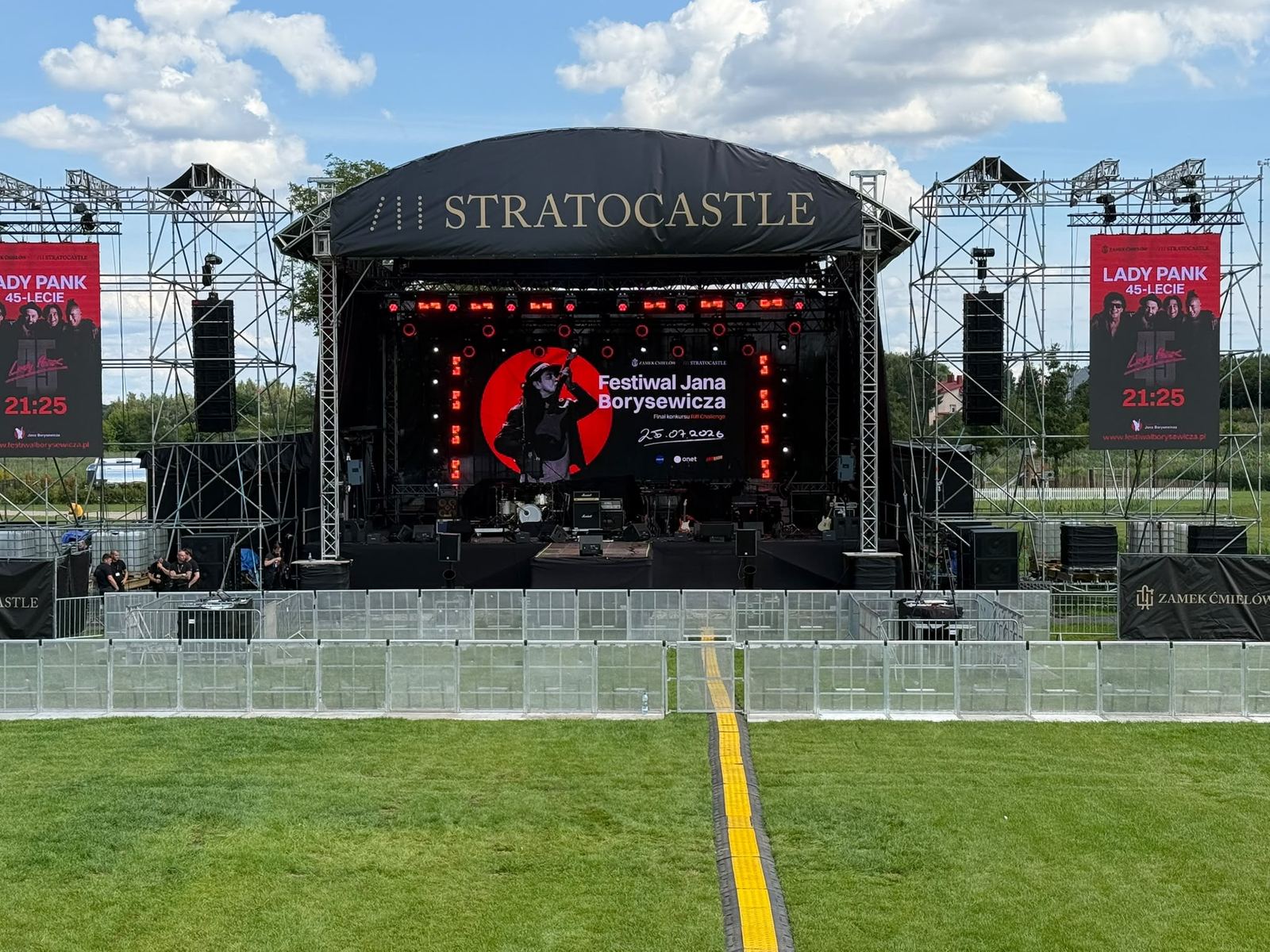 Scena festiwalowa z systemem nagłośnienia