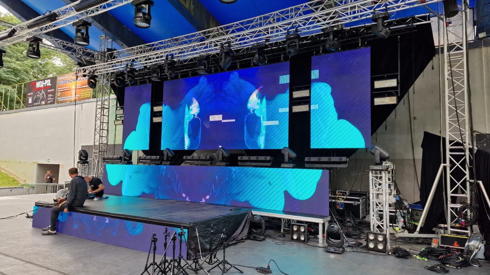 Plenerowa scena z ekranami LED